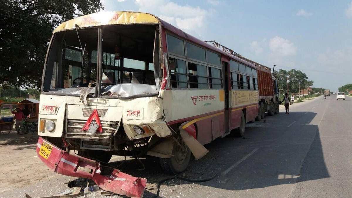 uncontrolled truck hit bus at azamgarh