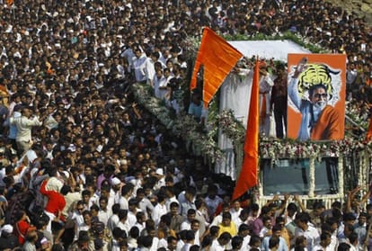 Thousands of people who reached Atal ji's last ride Gandhi's funeral, two million people