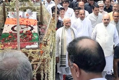 Governor and Chief Minister pays floral tribute to Atal Bihari Vajpayee