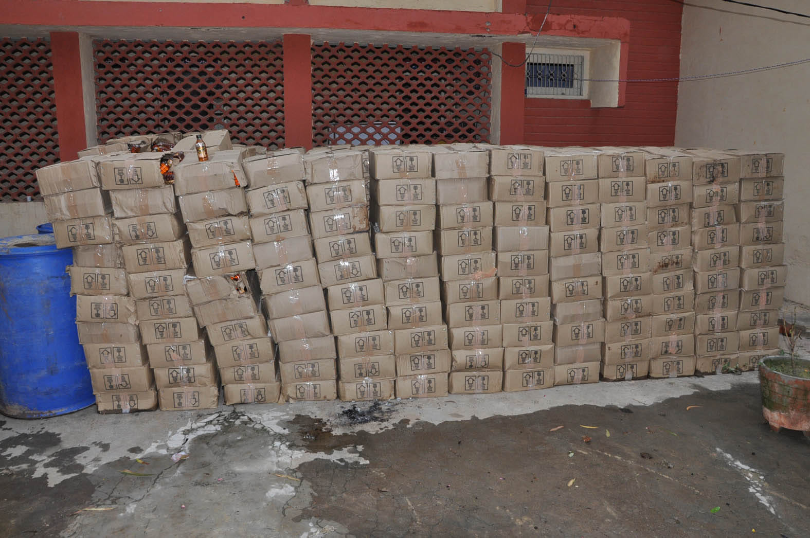 Illegal liquor factory caught in varanasi