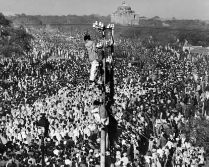 Thousands of people who reached Atal ji's last ride Gandhi's funeral, two million people