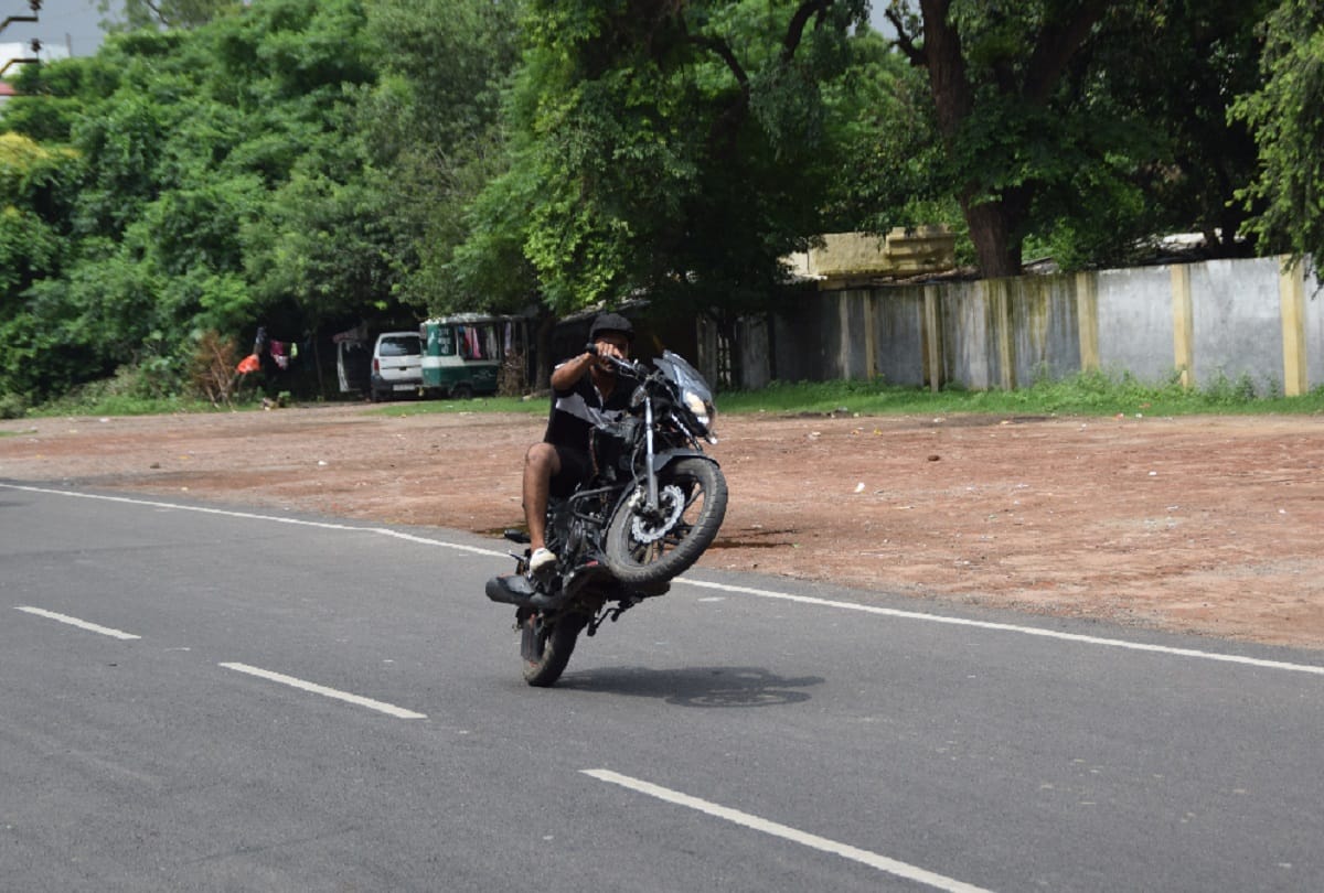 Meerut, bike stunts on the road, and police are not afraid