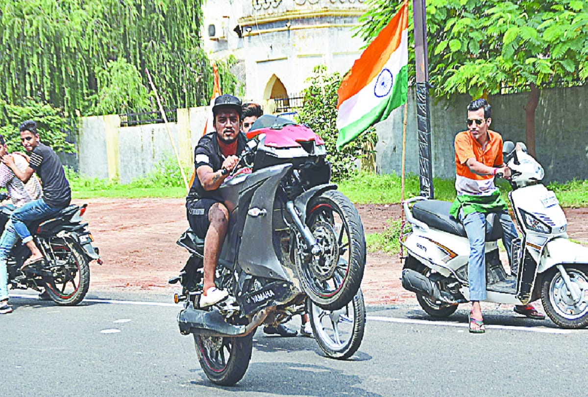 Meerut, bike stunts on the road, and police are not afraid