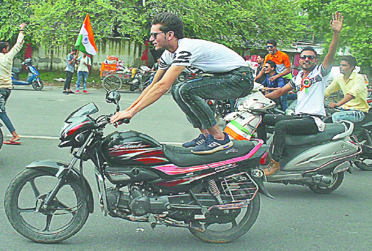 Meerut, bike stunts on the road, and police are not afraid