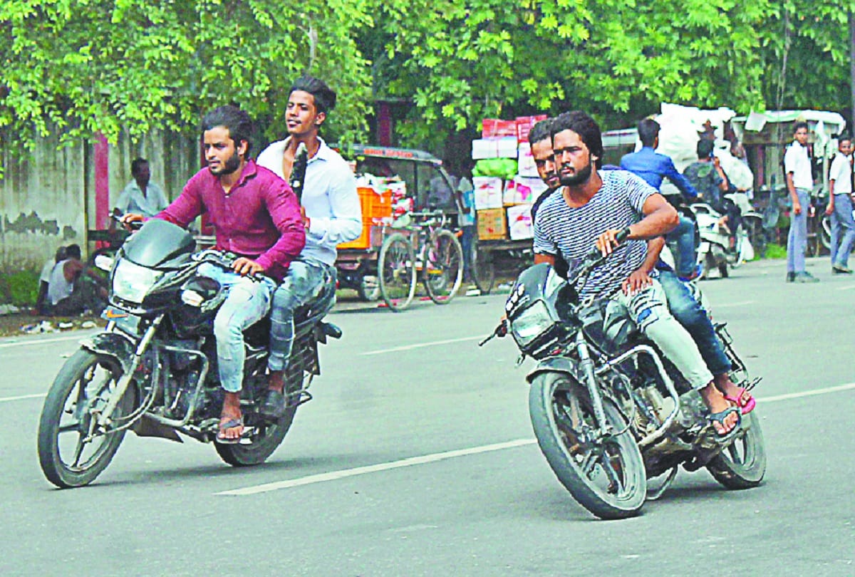 Meerut, bike stunts on the road, and police are not afraid