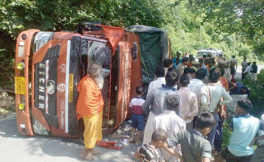 DCM truck trunover on raod at vindhyachal 19 injured