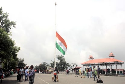 national flag bent in the honor of former atal bihari vajpayee