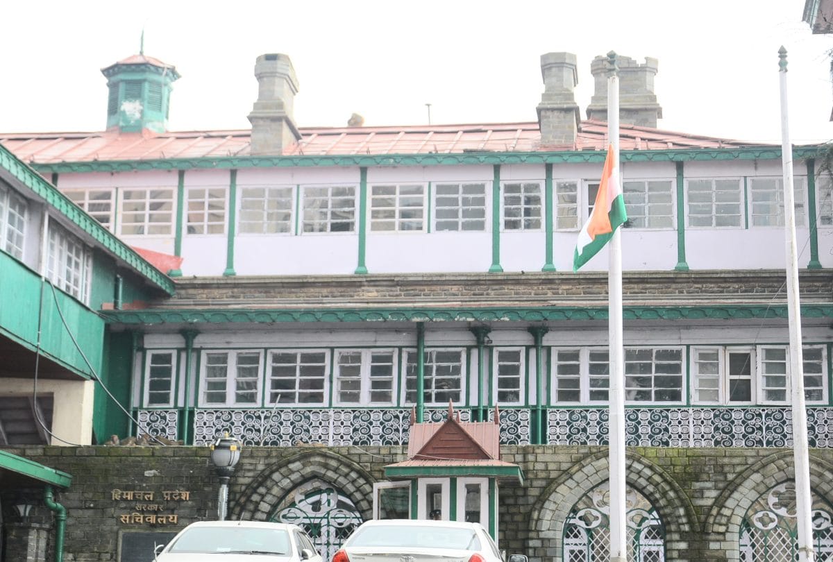 national flag bent in the honor of former atal bihari vajpayee