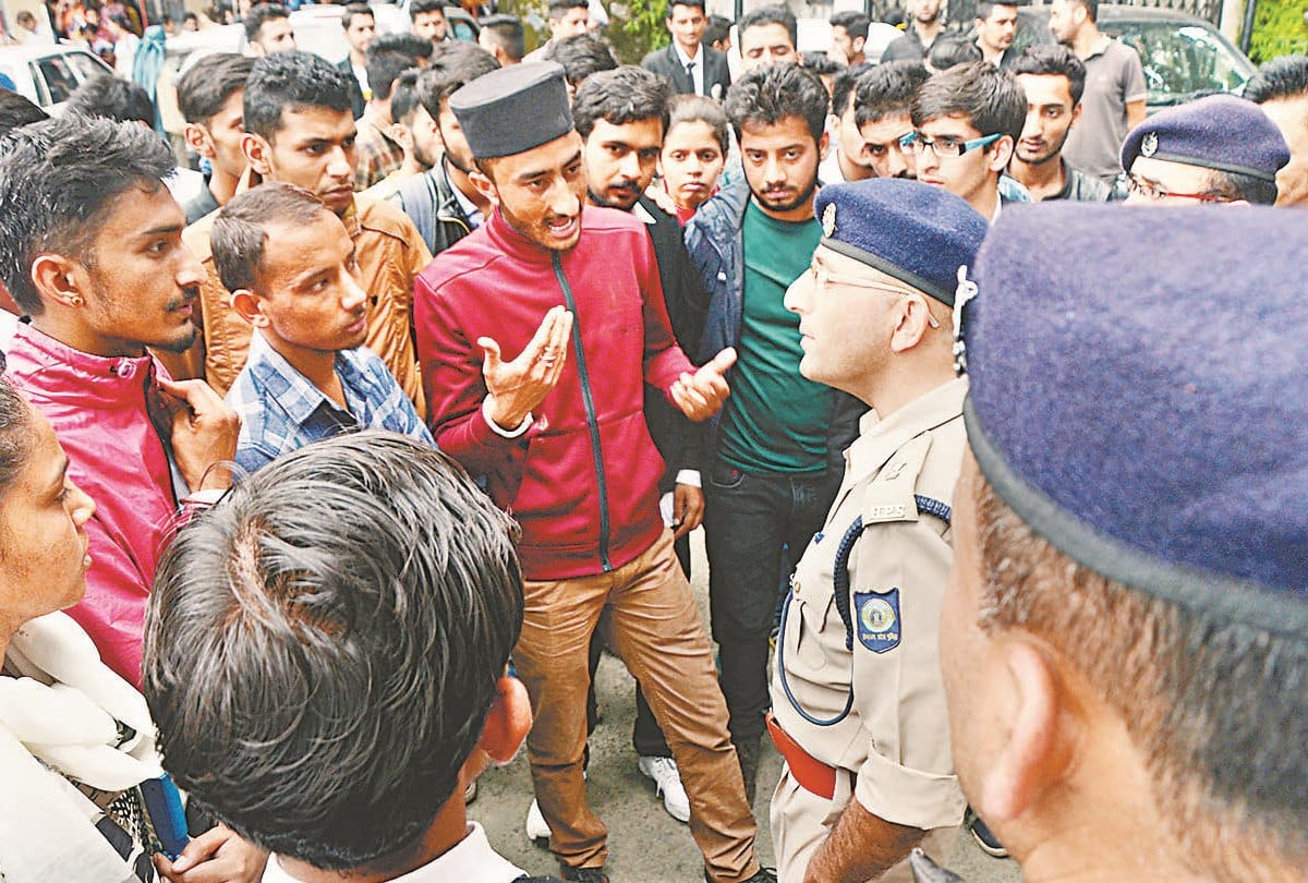 समरहिल चौक पर भिड़े एसएफआई एबीवीपी कार्यकर्ता
