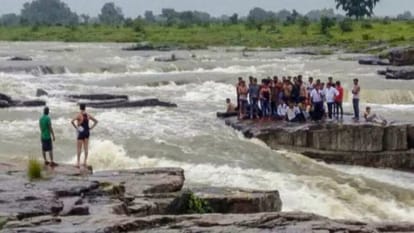 Prayagraj News: Five youths of Prayagraj who went to Rewa to celebrate the epic drowned in the waterfall, shouted when the dead body reached home allahabad