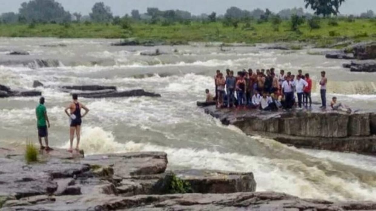 5 brave men rescued 40 lives when police n army men were afraid of heavy water
