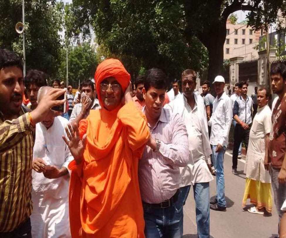 Swami Agnivesh attacked by people outside BJP headquarter