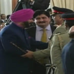 Navjot Singh Sidhu hugs Pakistan Army chief, BJP wants Rahul Gandhi to suspend him