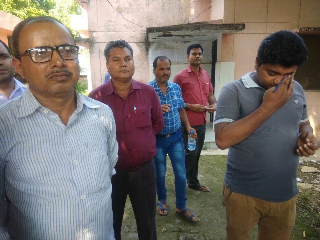सीएमओ से पीड़ा बताकर फफक पड़ा कर्मी