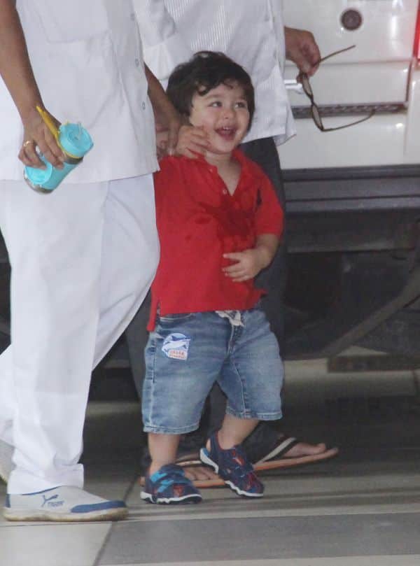 taimur ali khan comes out from his nani house