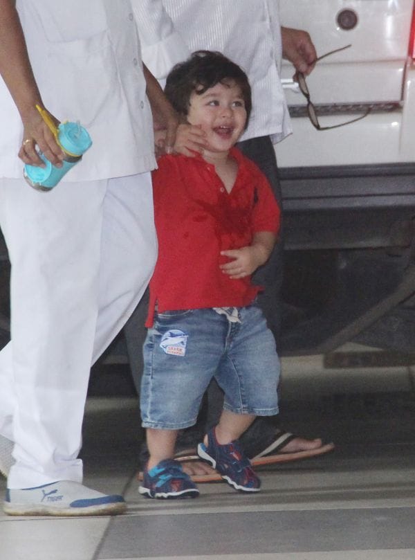 taimur ali khan comes out from his nani house