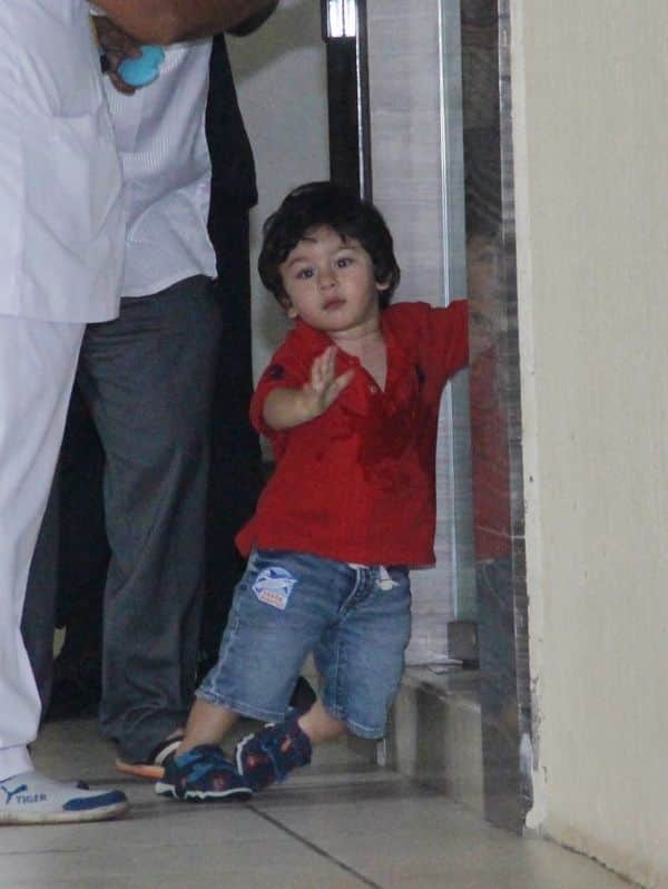 taimur ali khan comes out from his nani house