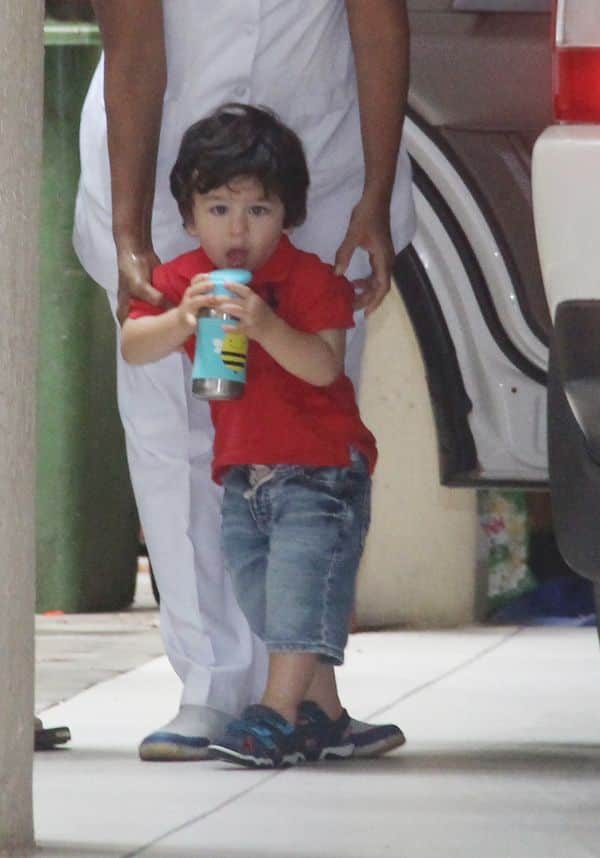 taimur ali khan comes out from his nani house