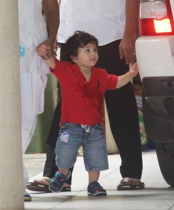 taimur ali khan comes out from his nani house