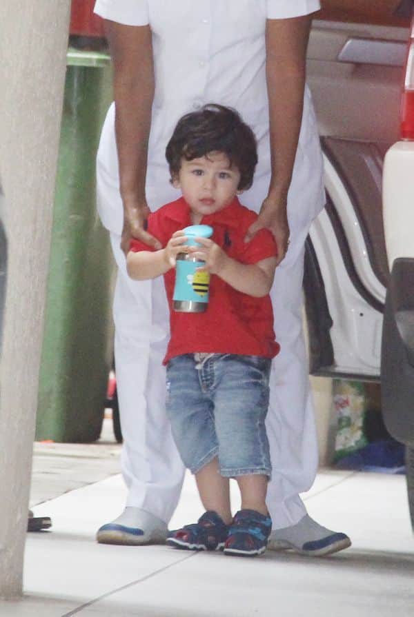 taimur ali khan comes out from his nani house