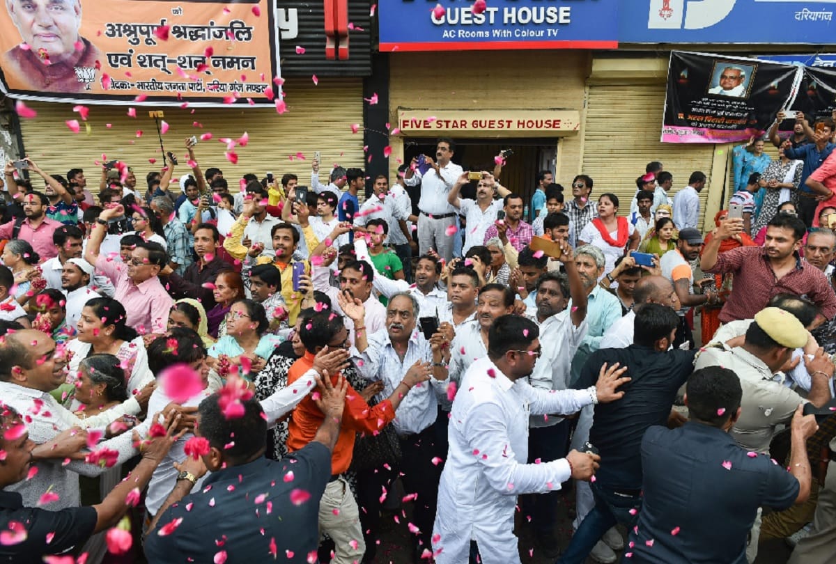 last visit of Atal Bihari Vajpayee, roads became pink due to flowering