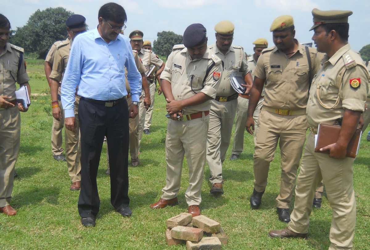 Schoolmistress murder in azamgarh dead body found in pond