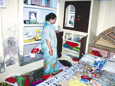 Thieves in the closed house of Diwan