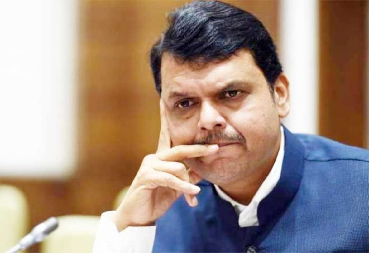 CM Devendra Fadnavis breaks traffic rule,  need to pay 13 thousand rupees fine