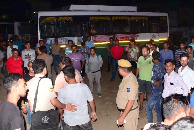 युवकों ने पीटा एचआरटीसी बस का चालक