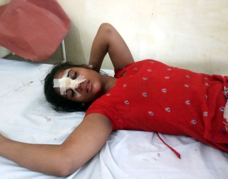 मां को पीटने से रोकने पर पिता ने बेटियों को चाकू मारे