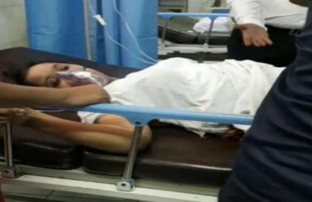 agra people wants to help injured schoolgirl in accident
