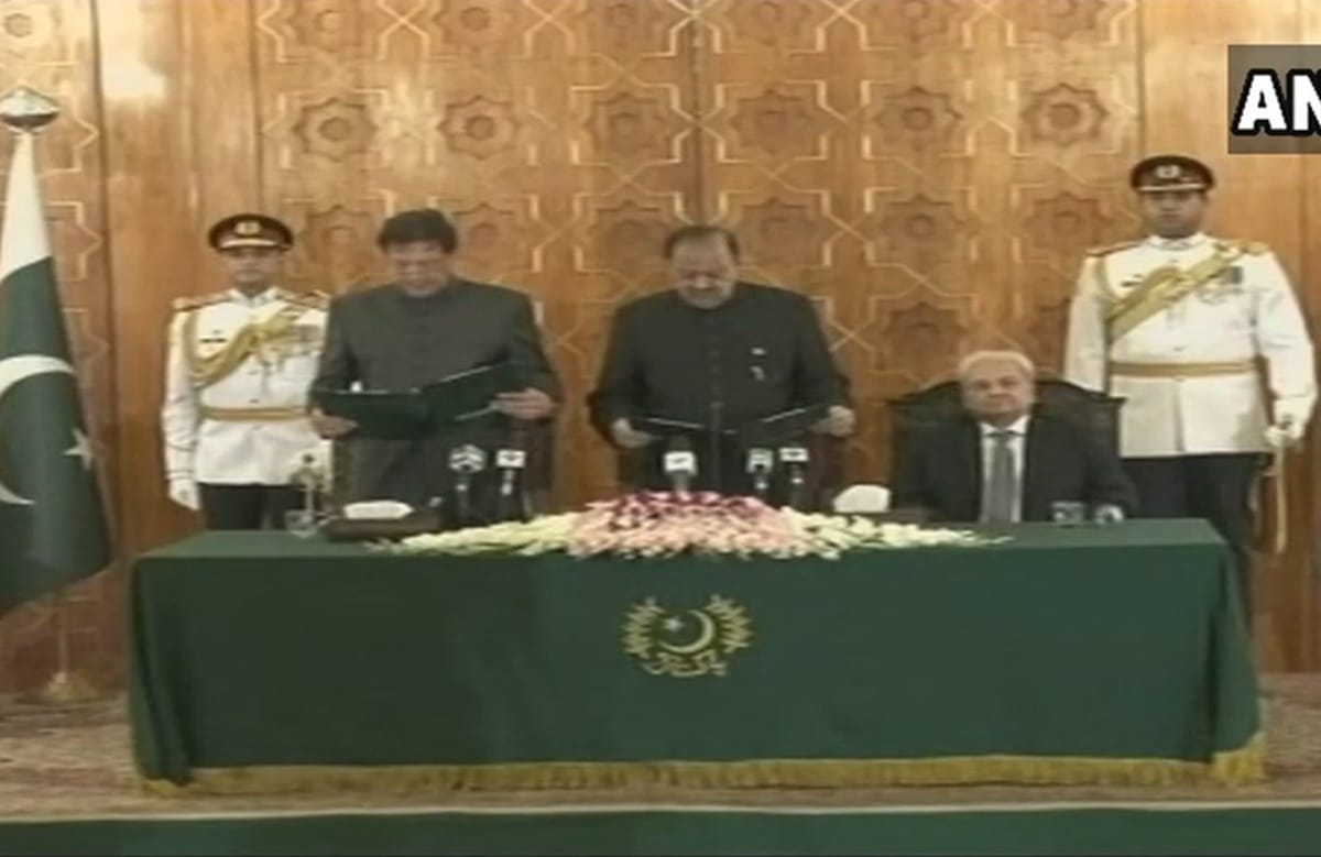 Imran khan will take oath today as 22nd pm of pakistan, sidhu reached there