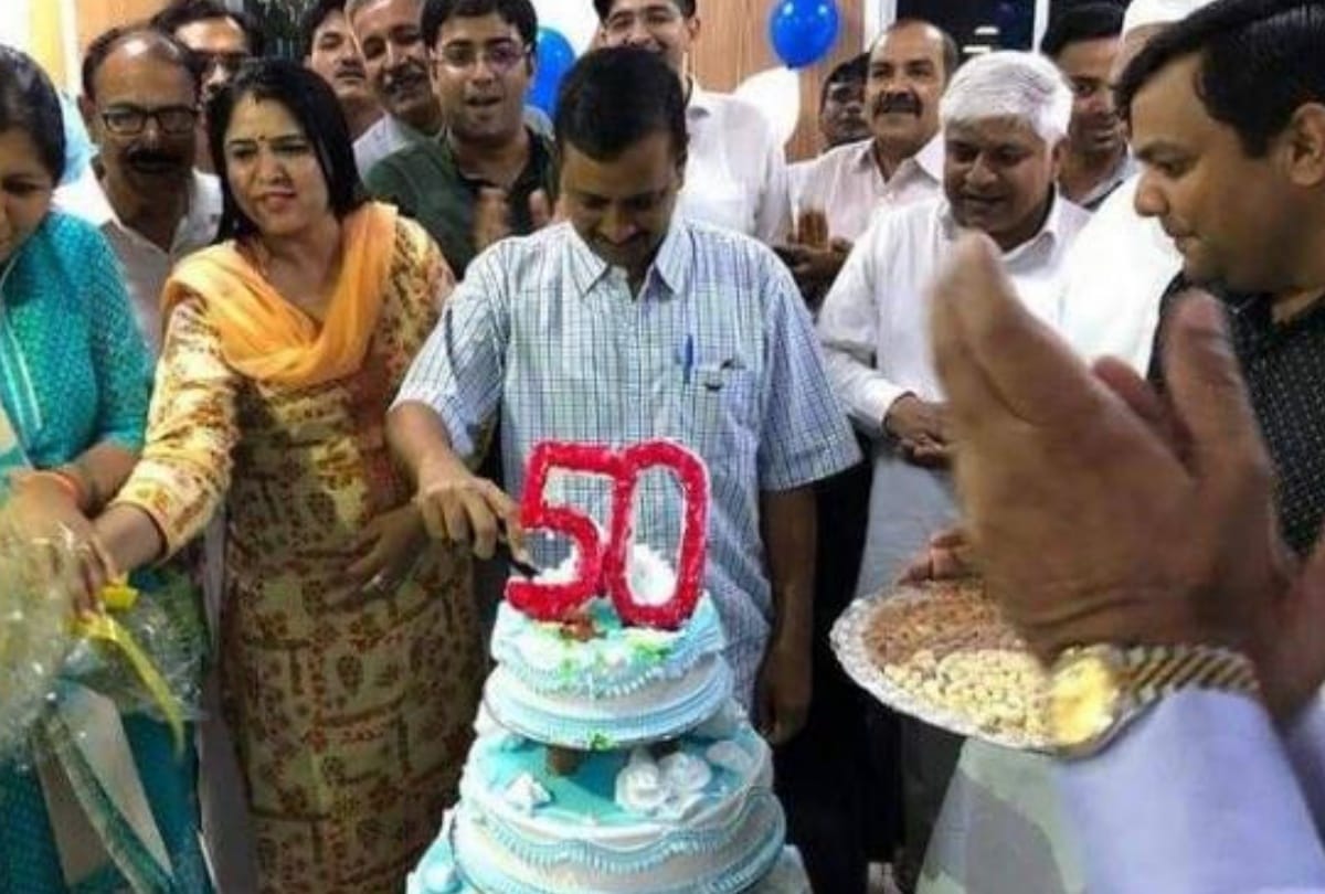 viral truth investigation kejriwal cuts cake on his birthday after atal ji death is fake