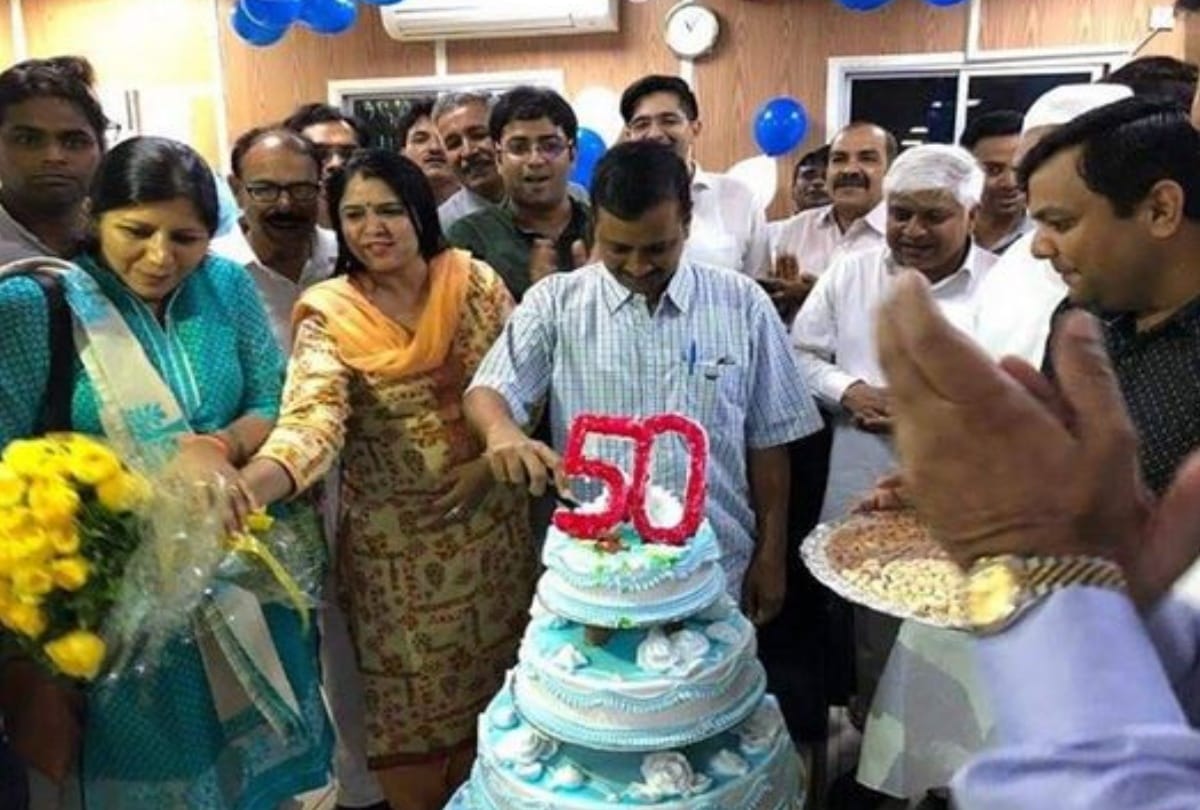 viral truth investigation kejriwal cuts cake on his birthday after atal ji death is fake