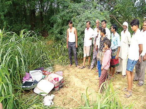 Sleeping farmer family, millions of theft in the house