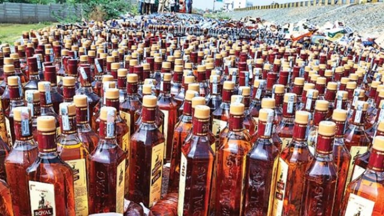 Three people arrested with illegal liquor of one crore