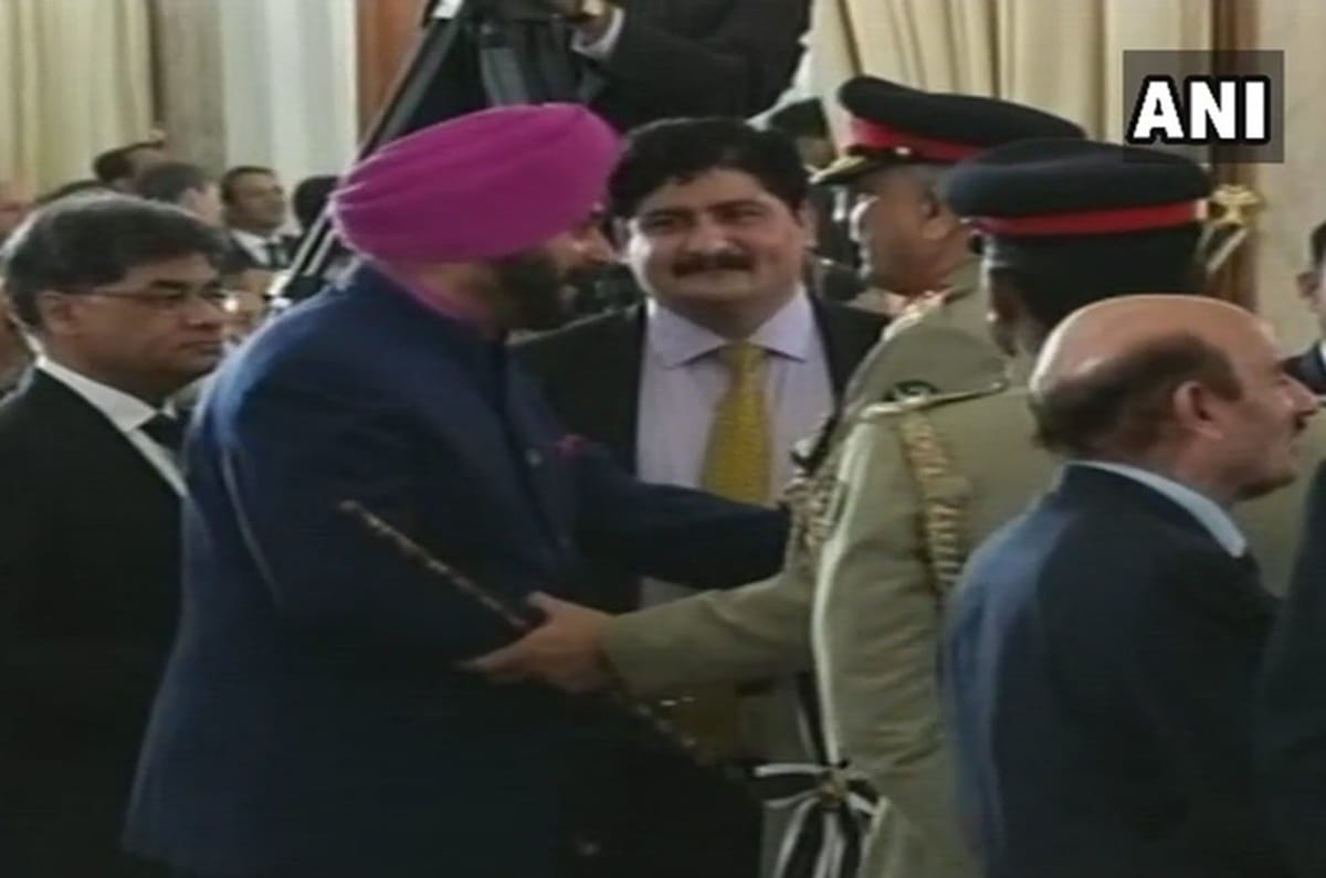People reacted on twitter on Navjot Sidhu's visit to Pakistan