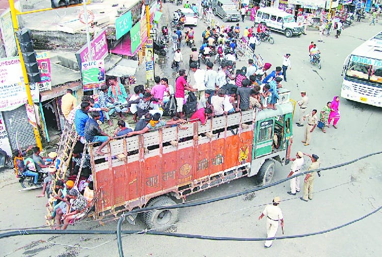 ट्रकों-टेंपो में ढाेए जा रहे श्रद्धालु