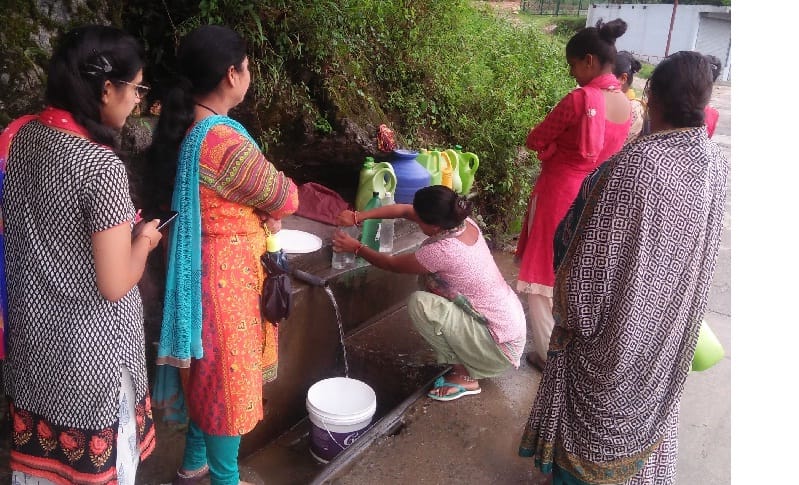 People from Bankhola Ward, needing water at the Water Institute office