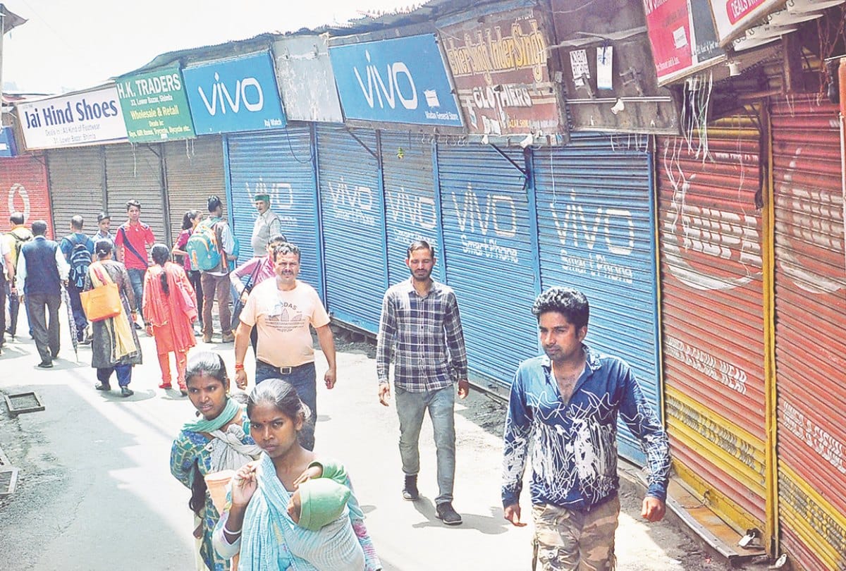 एक बजे तक  स्वेच्छा से कारोबारियों ने बंद रखें व्यापारिक प्रतिष्ठान