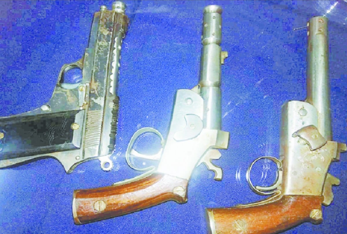 प्रोफेसर ने युवक से आईकार्ड मांगा तो निकाल ली पिस्तौल
