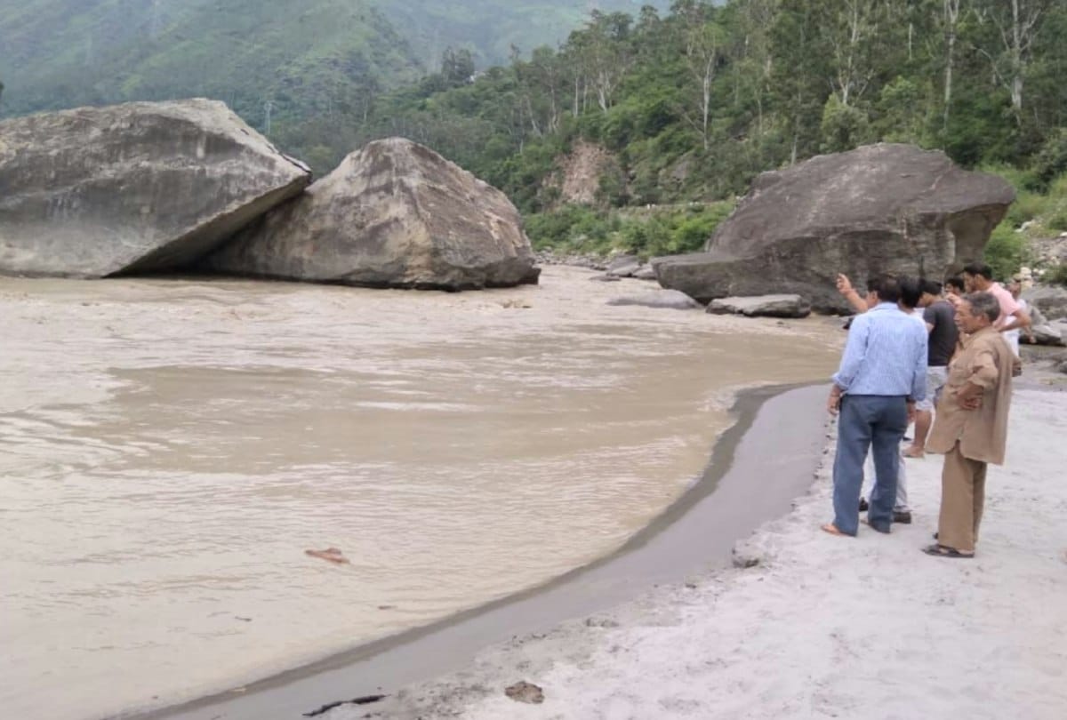 two man swept away in flood satluj river at kumarsain shimla