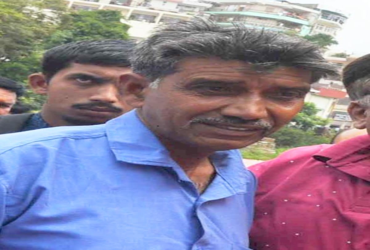 BJP councilor apologize martyr's father at home in solan
