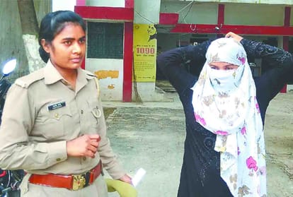woman arrested with 700 grams of charas