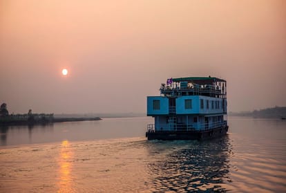 Kumbh Mela: Enjoy the aircraft from the Varanasi to Allahabad in the waterway.