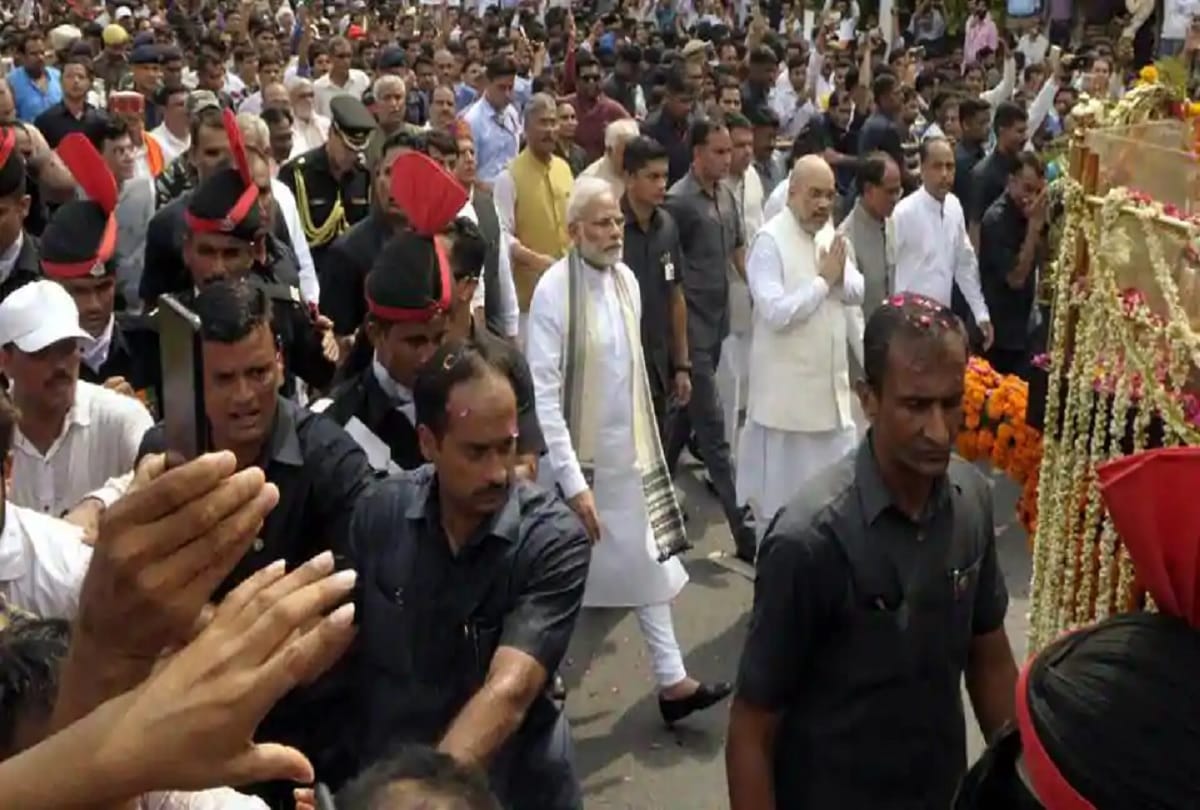 PM Modi walks in the funeral of Vajpayee, all shocked