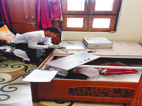 Inside the three, three criminals were giving out the guard