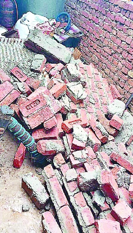 The death of the child by pressing into the debris of the wall