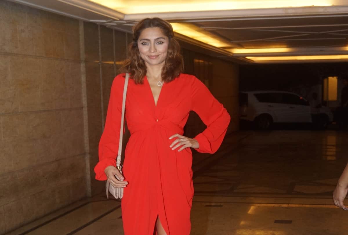 farhan akhtar ex girlfriend Anusha Dandekar got trolled for not wearing inner wear in photo
