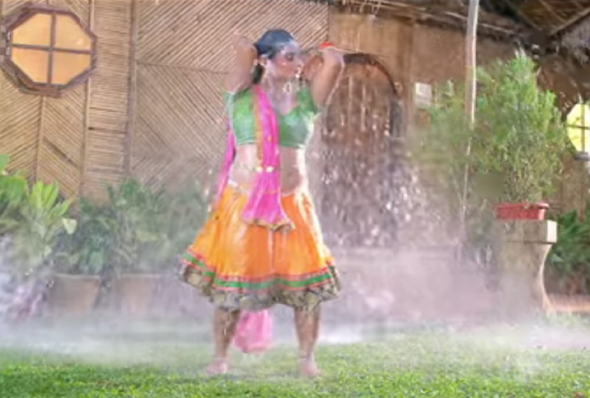 khesari lal co star bathed to milk in this popular song